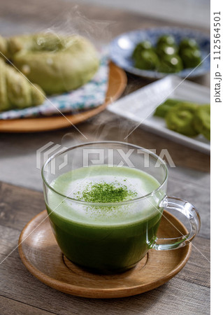 抹茶ラテ　日本の宇治抹茶から作る本物の抹茶ラテ 112564501