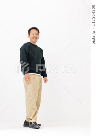 男性 カジュアル ポートレート 全身 男性 カジュアル ポートレート 全身 112564509