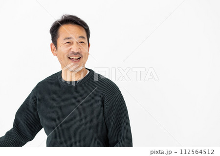 男性　カジュアル　ポートレート 112564512