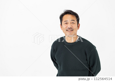 男性　カジュアル　ポートレート 112564514