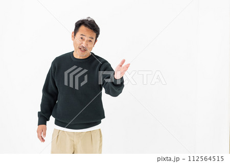 男性　カジュアル　ポートレート 112564515