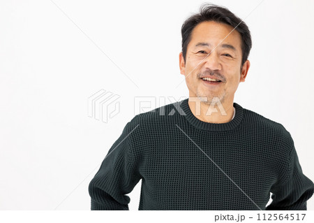 男性　カジュアル　ポートレート 112564517