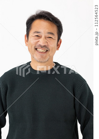 男性　カジュアル　ポートレート 112564523