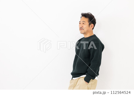 男性　カジュアル　ポートレート 112564524