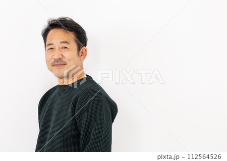 男性　カジュアル　ポートレート 112564526