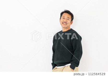 男性　カジュアル　ポートレート 112564529