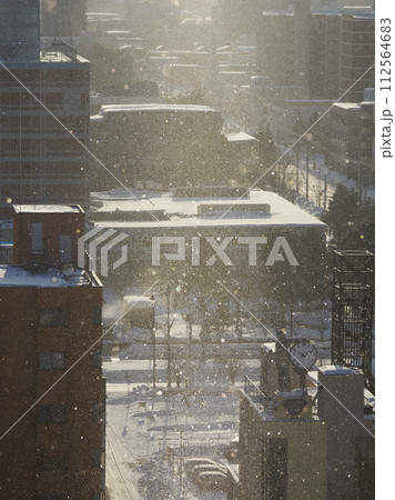 ハイアングルで見た北海道旭川市朝の街のダイヤモンドダストの雪風景 112564683