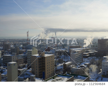 ハイアングルで見た朝の冬の旭川市の街並みの風景 112564684