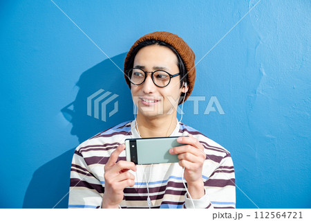 ブルーバックと若い眼鏡の男性 112564721