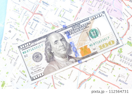 ベンジャミン・フランクリンが描かれたアメリカ合衆国ドル(US$)の100ドル紙幣 ベンジャミン・フランクリンが描かれたアメリカ合衆国ドル(US$)の100ドル紙幣 112564731