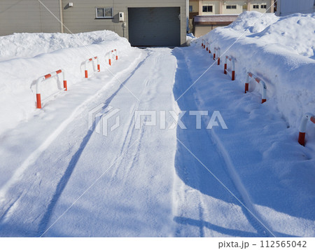 冬の北海道の旭川市の街の積雪の風景 冬の北海道の旭川市の街の積雪の風景 112565042