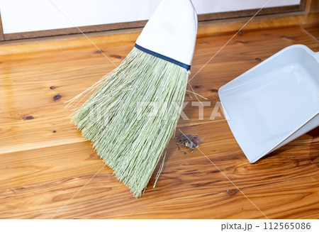 文化箒を使って集めたゴミを塵取りに載せているシーン 文化箒を使って集めたゴミを塵取りに載せているシーン 112565086
