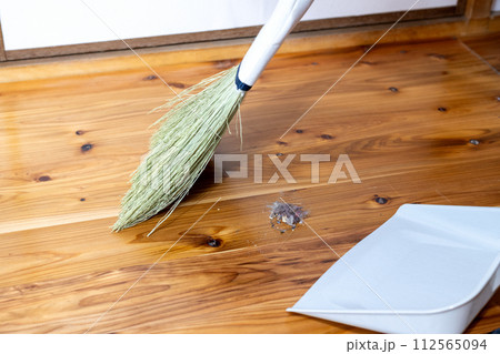 文化箒を使って集めたゴミを塵取りに載せているシーン 文化箒を使って集めたゴミを塵取りに載せているシーン 112565094