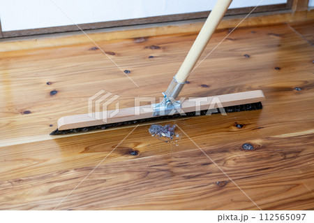 自在箒を使って掃除をするシーン 112565097