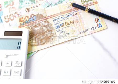 香港の通貨、香港ドル(HKD)の紙幣と電卓 香港の通貨、香港ドル(HKD)の紙幣と電卓 112565105