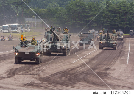 観閲行進する陸上自衛隊特科教導隊第3射撃中隊 112565200