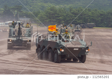 観閲行進する陸上自衛隊特科教導隊第3射撃中隊 112565201