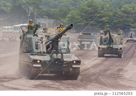 観閲行進する陸上自衛隊99式自走155mm榴弾砲 112565203