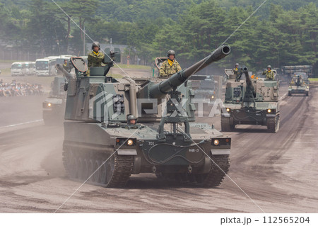 観閲行進する陸上自衛隊99式自走155mm榴弾砲 112565204
