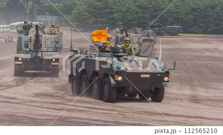 観閲行進する陸上自衛隊特科教導隊第3射撃中隊 112565210