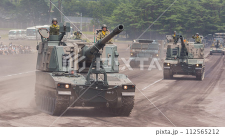 観閲行進する陸上自衛隊99式自走155mm榴弾砲 112565212