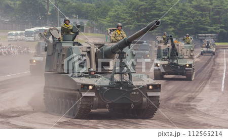 観閲行進する陸上自衛隊99式自走155mm榴弾砲 112565214
