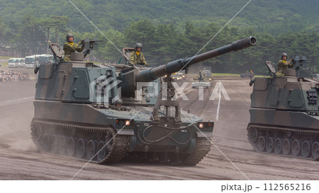 観閲行進する陸上自衛隊99式自走155mm榴弾砲 112565216