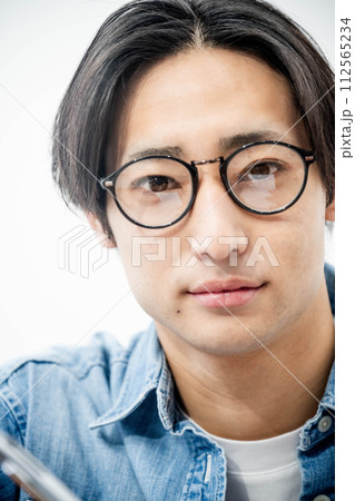 デスクワークをする若い男性 デスクワークをする若い男性 112565234
