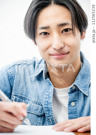 デスクワークをする若い男性 112565239