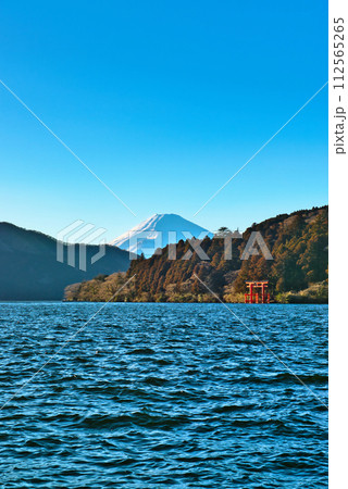 神奈川県 元箱根港 芦ノ湖からの富士山と遊覧船 神奈川県 元箱根港 芦ノ湖からの富士山と遊覧船 112565265