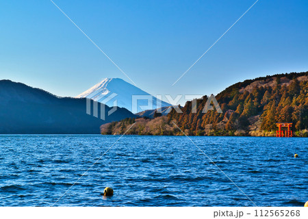 神奈川県 元箱根港 芦ノ湖からの富士山と遊覧船 神奈川県 元箱根港 芦ノ湖からの富士山と遊覧船 112565268