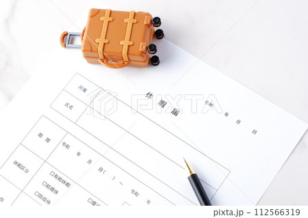 有給休暇をとるために勤め先の会社に休暇届を提出する 有給休暇をとるために勤め先の会社に休暇届を提出する 112566319