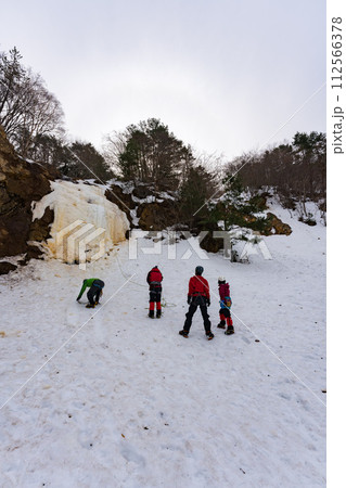 磐梯山のアイスクライミングの練習風景 112566378