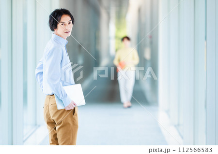 ビジネス  廊下を歩く男性 112566583