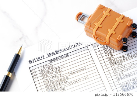 海外旅行に出発する前に、必要なものをすべて用意したか「海外旅行　持ち物チェックリスト」でチェックする 112566676