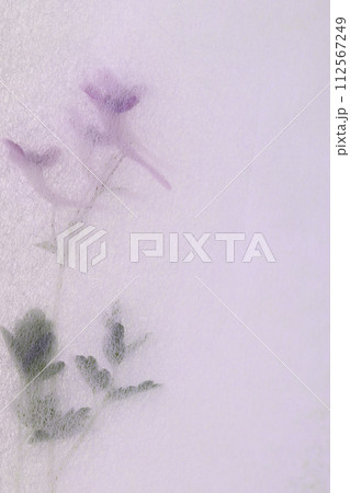 和紙と山野草のコラボ（背景素材） 112567249