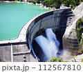黒部ダムの放水 112567810