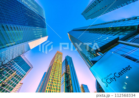 日本の東京都市景観 新時代へ。青空に映える汐留のオフィス街などを望む 112568334