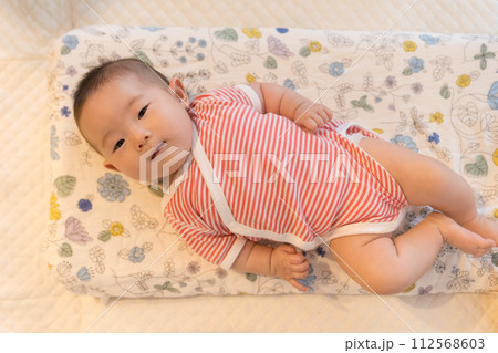 寝転がる赤ちゃん 112568603