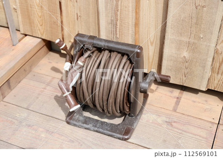 茶色のガーデンホース　ガーデニング用散水用品 112569101