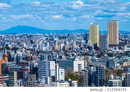 日本の東京都市景観 日暮里駅や駅前のタワーマンション群(右奥)や山々などを望む=3月10日 日本の東京都市景観 日暮里駅や駅前のタワーマンション群(右奥)や山々などを望む=3月10日 112569141