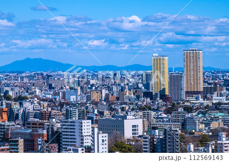 日本の東京都市景観 日暮里駅や駅前のタワーマンション群（右奥）や山々などを望む＝3月10日 112569143