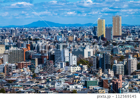 日本の東京都市景観 日暮里駅や駅前のタワーマンション群(右奥)や山々などを望む=3月10日 日本の東京都市景観 日暮里駅や駅前のタワーマンション群(右奥)や山々などを望む=3月10日 112569145
