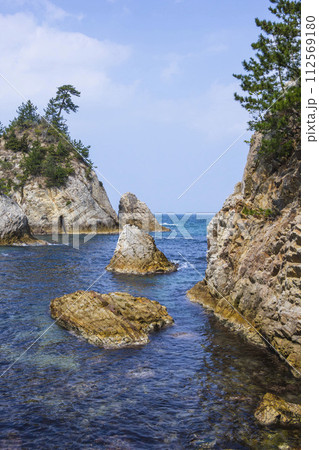春の浦富海岸の風景 鳥取県 浦富海岸 112569180