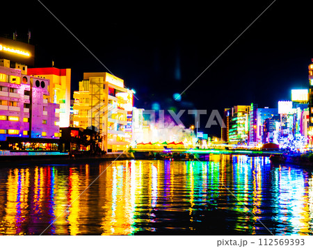 福岡市中洲の清流公園から撮影した福博であい橋上の「ナカス ヒカリノ アドベント」のイルミネーション 112569393