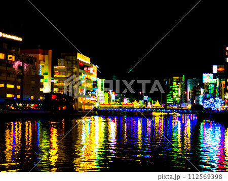 福岡市中洲の清流公園から撮影した福博であい橋上の「ナカス ヒカリノ アドベント」のイルミネーション 112569398