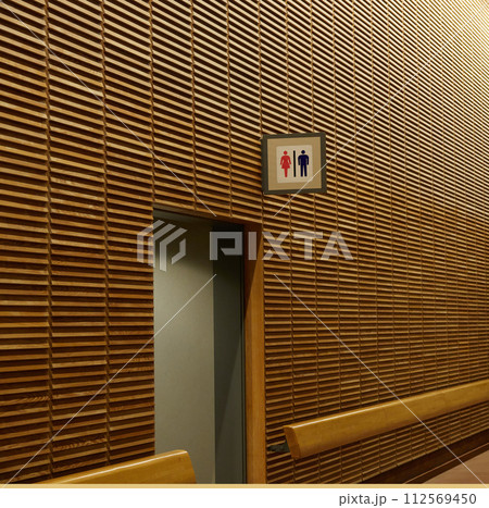 日本の駅のトイレの入り口の様子 日本の駅のトイレの入り口の様子 112569450