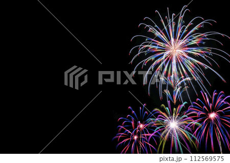 夏の夜空に美しい花火。花火大会イメージ。 112569575