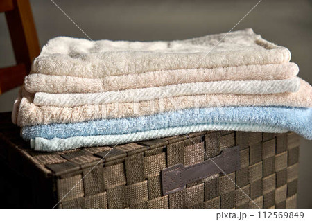 籠の上にたたんで重ねたタオル 籠の上にたたんで重ねたタオル 112569849