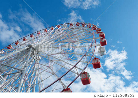 青空にそびえ立つ観覧車、刈谷ハイウエイオアシス 青空にそびえ立つ観覧車、刈谷ハイウエイオアシス 112569855